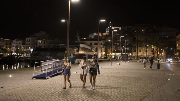 Transeúntes en el puerto de Ibiza - Sputnik Mundo