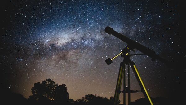 Un telescopio y el cielo lleno de estrellas - Sputnik Mundo