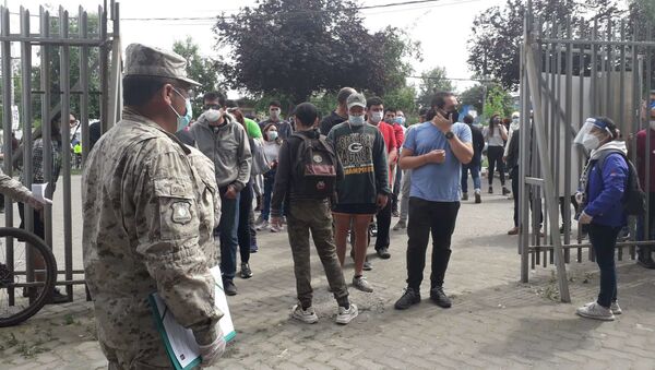 Militares custodian locales de votación del plebiscito en Chile - Sputnik Mundo