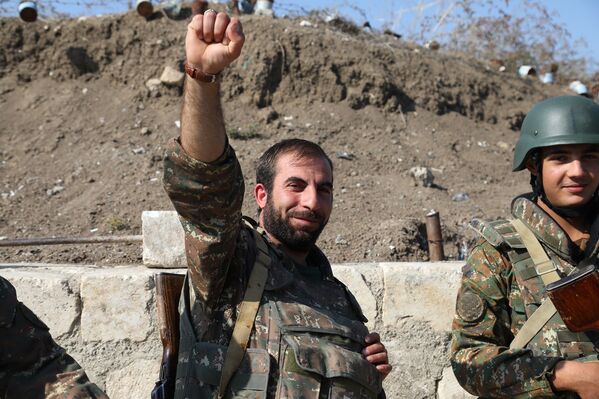 Soldados armenios en el frente de batalla contra las fuerzas de Azerbaiyán en Nagorno Karabaj - Sputnik Mundo
