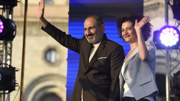 El primer ministro de Armenia, Nikol Pashinián, con su esposa Anna Akopián - Sputnik Mundo