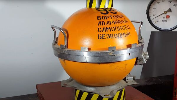 Prueba de una caja negra con una prensa hidráulica - Sputnik Mundo