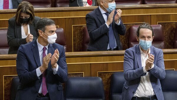 Pedro Sánchez y Pablo Iglesias durante una sesión parlamentaria en Madrid - Sputnik Mundo