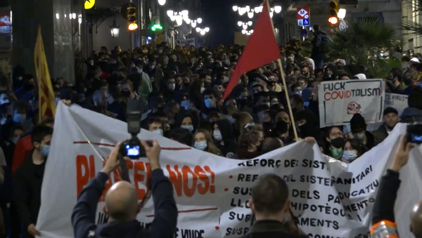 Manifestantes en Barcelona protestan por medidas contra el COVID-19 y se enfrentan a la policía - Sputnik Mundo