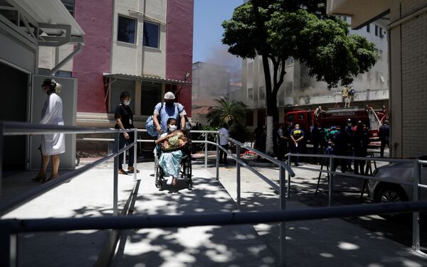 Evacuan a los pacientes durante el incendio en el Hospital Federal de Bonsucesso, Brasil  - Sputnik Mundo