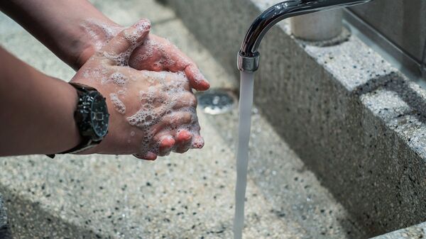 Una persona se lava las manos (imagen referencial) - Sputnik Mundo