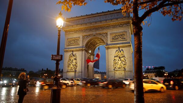  Evacuación de la zona del Arco de Triunfo de París, Francia - Sputnik Mundo