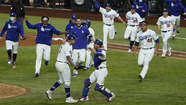 Jugadores de Los Angeles Dodgers celebran su victoria en la Serie Mundial 2020 - Sputnik Mundo