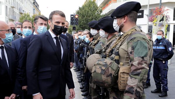 Emmanuel Macron, presidente de Francia, en el lugar del ataque en Niza  - Sputnik Mundo