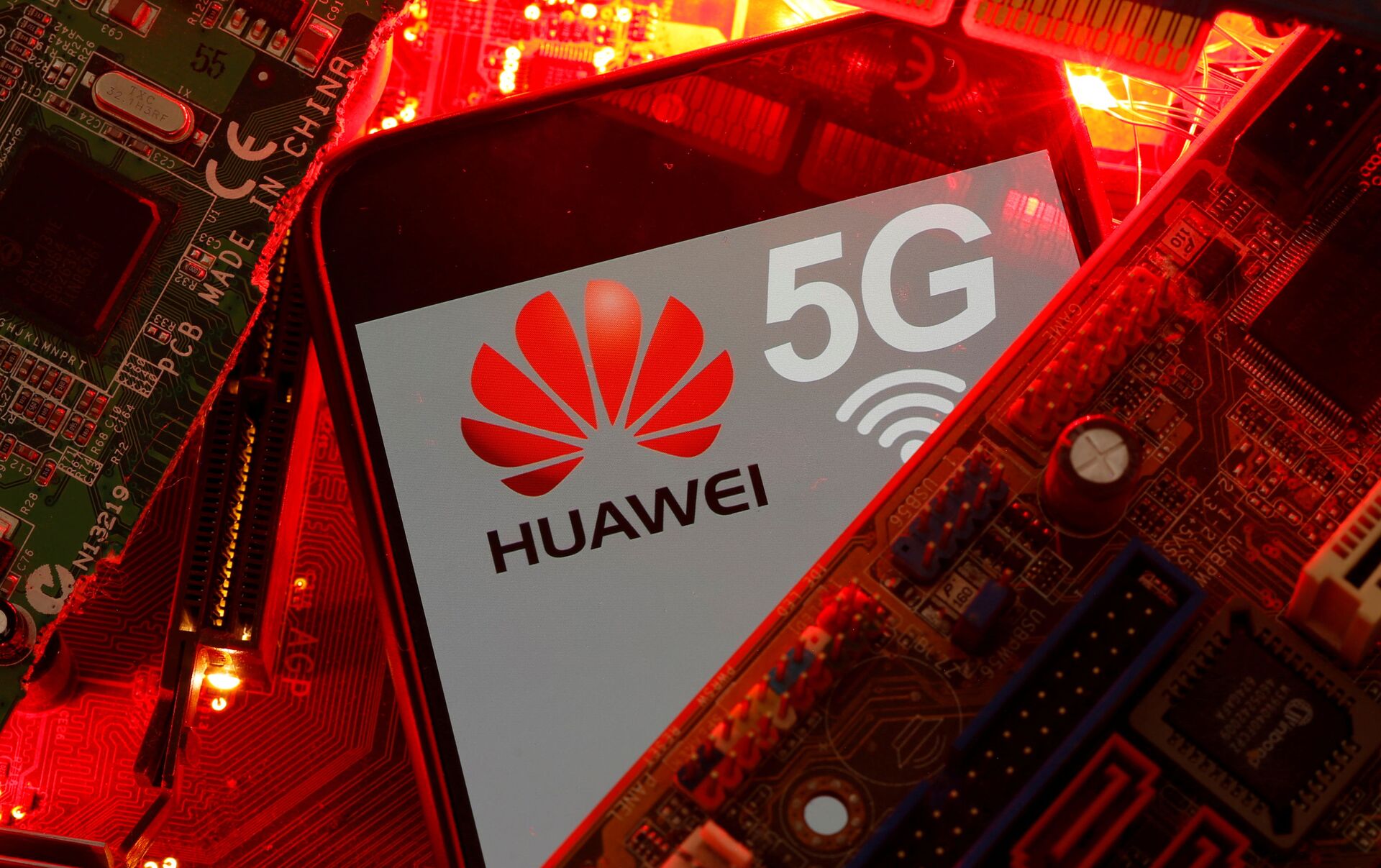 Está EEUU retrocediendo? Permitirá una venta parcial de chips a Huawei -  30.10.2020, Sputnik Mundo
