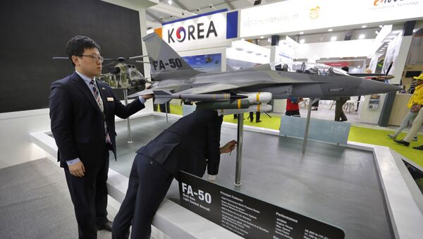 Un modelo a escala del avión FA-50 de la empresa KAI en la bienal Expo Defensa de India - Sputnik Mundo