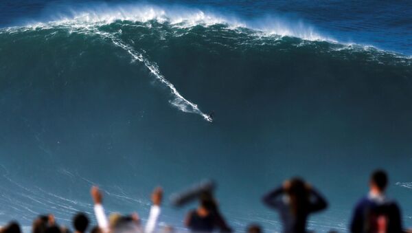 Un surfista atrapa una ola gigante en Nazaré, Portugal - Sputnik Mundo