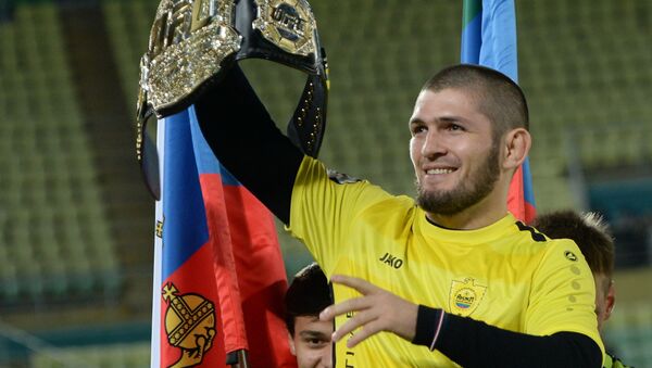 Khabib Nurmagomedov con el cinturón del campeón en el peso ligero de la UFC - Sputnik Mundo