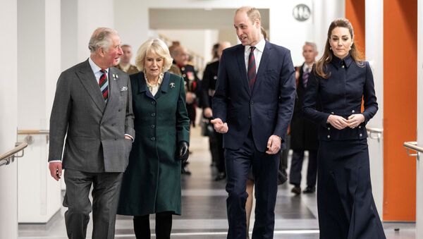 El príncipe Guillermo, duque de Cambridge  y su esposa Catalina, duquesa de Cambridge hablan con el príncipe Carlos, príncipe de Gales y su esposa Camila, duquesa de Cornualles. - Sputnik Mundo