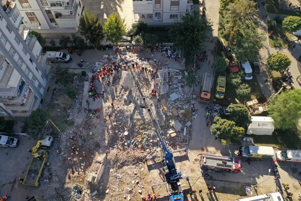 Entre escombros y lágrimas: los trabajos de búsqueda y rescate tras el devastador terremoto en Turquía  - Sputnik Mundo