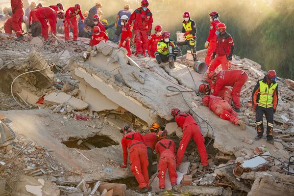 Entre escombros y lágrimas: los trabajos de búsqueda y rescate tras el devastador terremoto en Turquía    - Sputnik Mundo
