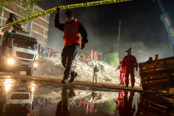 Entre escombros y lágrimas: los trabajos de búsqueda y rescate tras el devastador terremoto en Turquía  - Sputnik Mundo