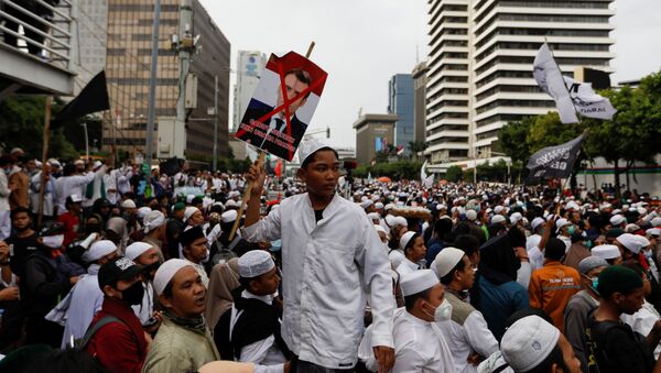Protestas musulmanas contra el presidente francés, Emmanuel Macron, en Indonesia  - Sputnik Mundo