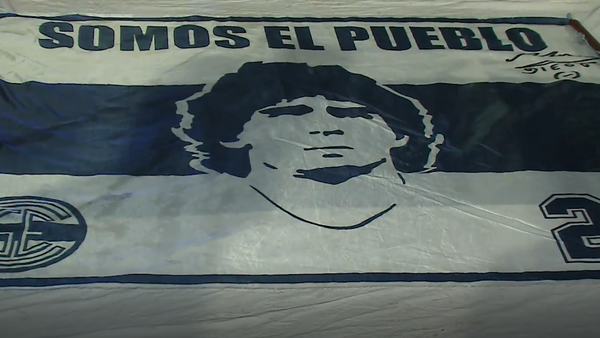 Fans de Maradona le apoyan frente a la clínica de La Plata donde está internado - Sputnik Mundo