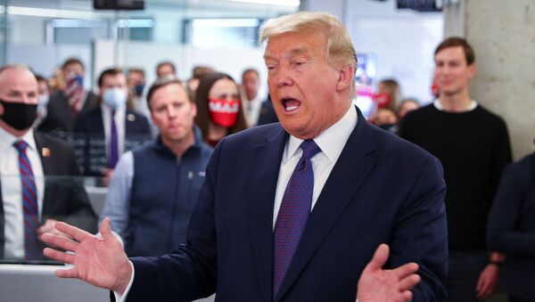 Donald Trump, presidente de Estados Unidos, habla a los periodistas en su cuartel de campaña en Arlington, Virginia - Sputnik Mundo