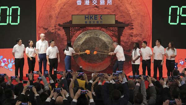 Miembros de la empresa Alibaba golpean el gong durante su salida a la bolsa de Hong Kong  - Sputnik Mundo