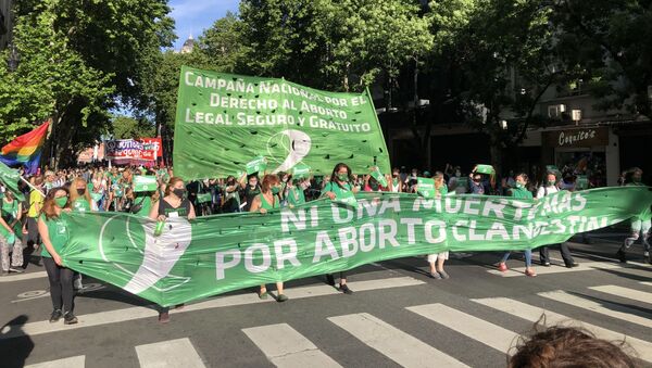 Marcha en Argentina reclamando la legalización del aborto - Sputnik Mundo