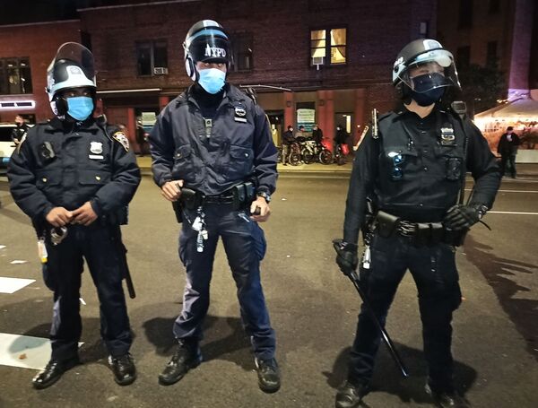 Сотрудники полиции на улице Нью-Йорка в ночь подсчета голосов на выборах президента США - Sputnik Mundo
