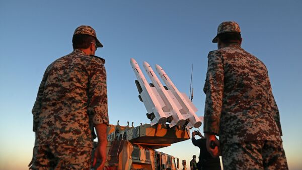 Militares iraníes durante un ejercicio - Sputnik Mundo