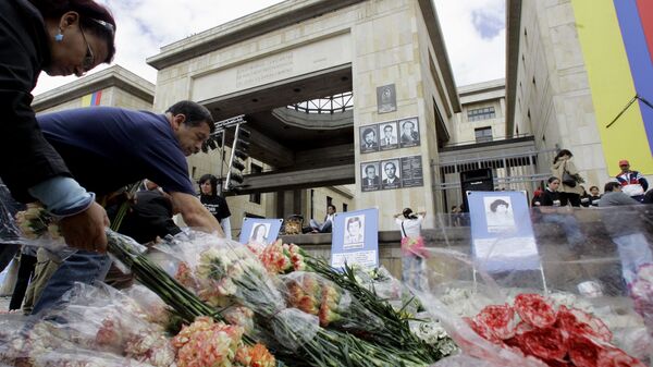 Homenaje a las víctimas de la toma del Palacio de Justicia en Colombia - Sputnik Mundo