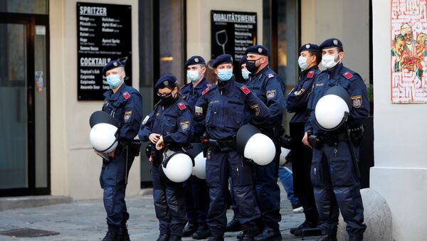 Policía en el lugar del atentado en Viena, Austria - Sputnik Mundo