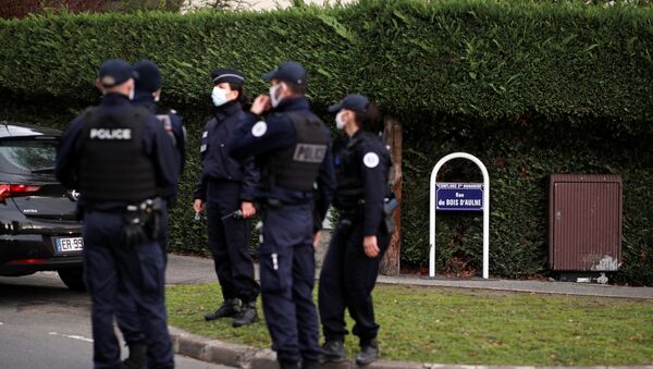 Policía francesa en el lugar del asesinato del profesor Samuel Paty - Sputnik Mundo