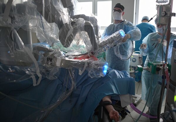 Medicina moderna: así opera el robot cirujano Da Vinci 

 - Sputnik Mundo