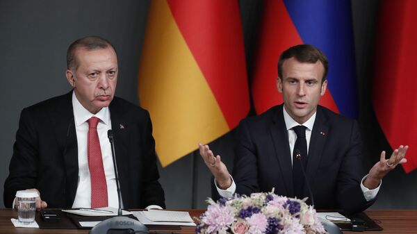 Recep Tayyip Erdogan, presidente de Turquía, y Emmanuel Macron, presidente de Francia  - Sputnik Mundo