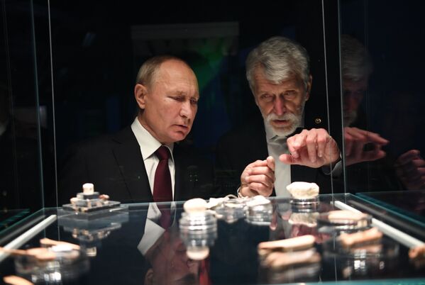 Президент РФ Владимир Путин во время экскурсии по новому Музею археологии Чудова монастыря - Sputnik Mundo