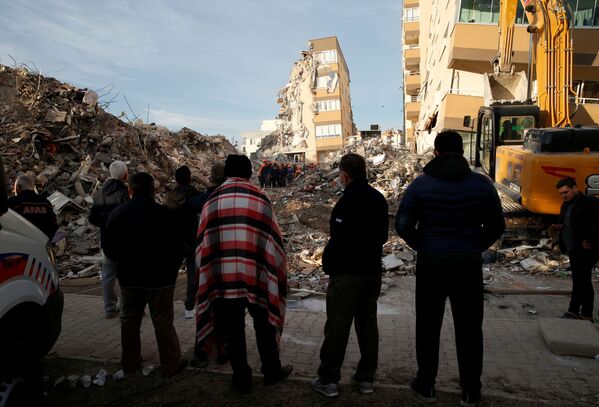 Спасатели ищут жертв под завалами в результате землетрясения в Измире, Турция - Sputnik Mundo