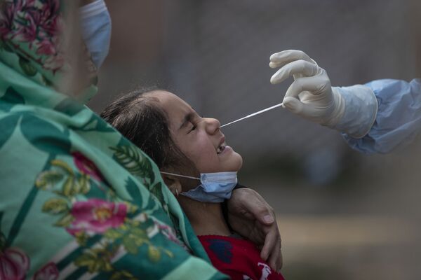 Медработник берет тест на коронавирус у ребенка в Индии - Sputnik Mundo
