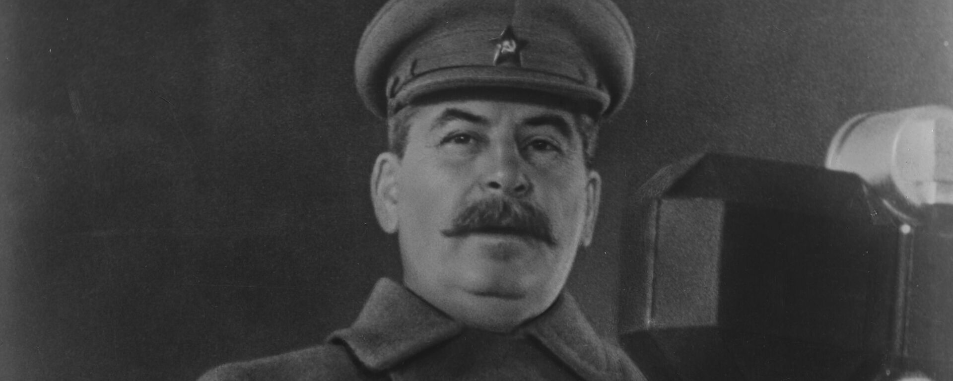 Iósif Stalin durante su discurso en el desfile del 7 de noviembre de 1941 - Sputnik Mundo, 1920, 07.11.2020
