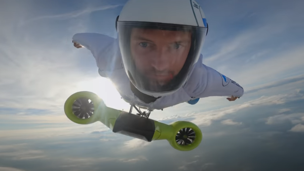 Peter Salzmann en un traje de alas alimentado por BMW - Sputnik Mundo