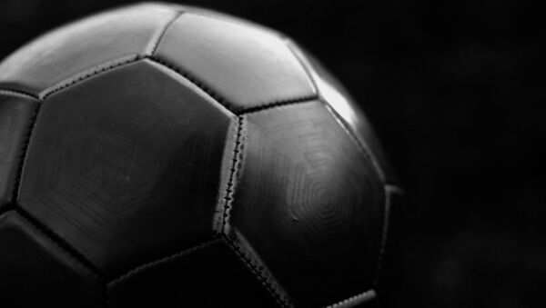 Un balón de fútbol - Sputnik Mundo