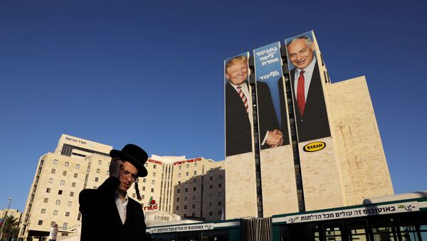 Una pancarta con imágenes de Donald Trump y Benjamín Netanyahu - Sputnik Mundo