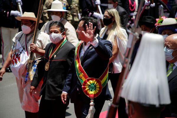 El presidente constitucional de Bolivia, Luis Arce Catacora, junto al vicepresidente, David Choquehuanca Céspedes, después de la toma de posesión salen a la plaza Murillo y saludan a la gente - Sputnik Mundo