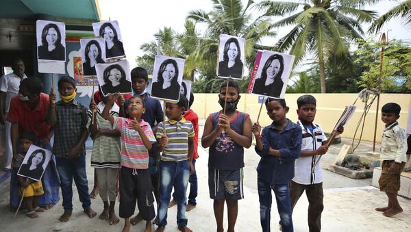 Niños con retratos de Kamala Harris, vicepresidenta electa de EEUU, en Thulasendrapuram, la India - Sputnik Mundo