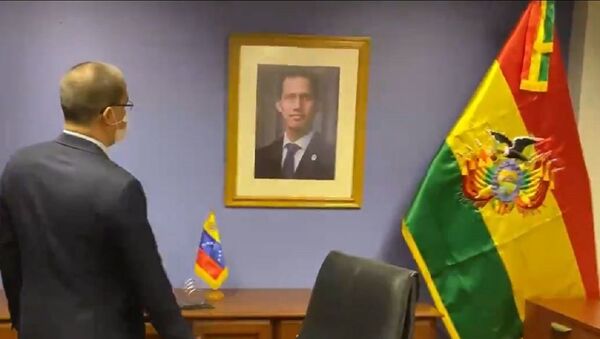 El canciller de Venezuela, Jorge Arreaza, frente al retrato de Juan Guaidó en la Embajada de Venezuela en Bolivia - Sputnik Mundo