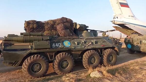 Las fuerzas de paz rusas para Nagorno Karabaj en un aeródromo en Armenia  - Sputnik Mundo