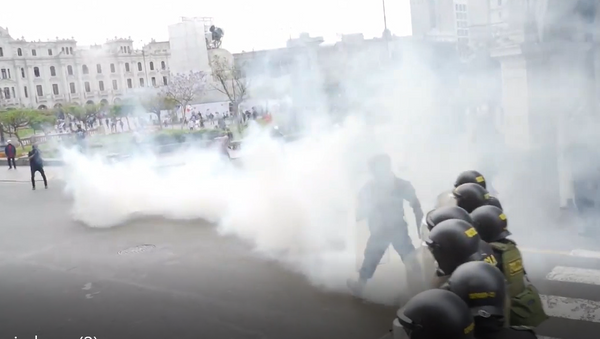 La Policía de Perú dispersa a los protestantes con gas lacrimógeno y cañones de agua - Sputnik Mundo