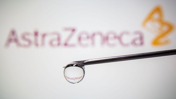 La aguja de una jeringa con el logo de AstraZeneca  - Sputnik Mundo