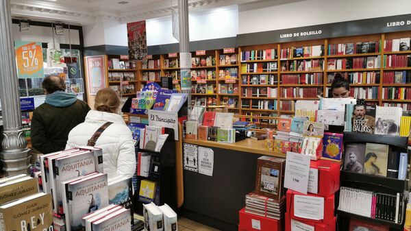 Clientes en la librería Book Center (Madrid) - Sputnik Mundo