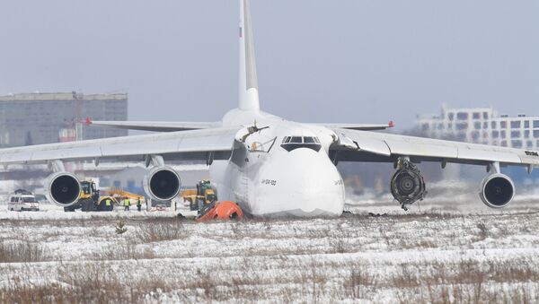 El aterrizaje de emergencia del An-124 en Siberia - Sputnik Mundo