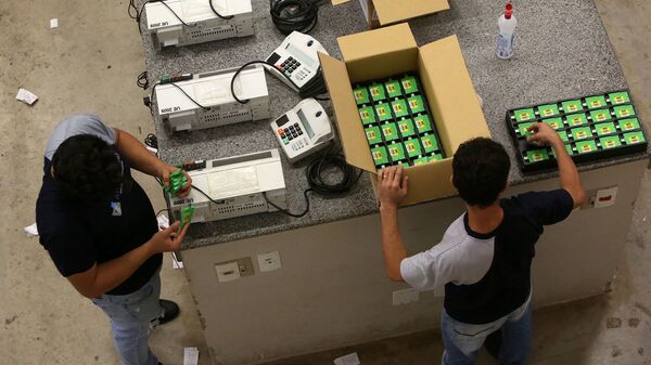 Trabajadores electorales preparan las urnas electrónicas en Brasil para las elecciones municipales del domingo - Sputnik Mundo