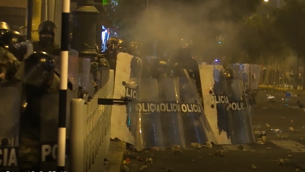 Gas lacrimógeno contra fuegos artificiales: la tensión sube en las calles de Lima - Sputnik Mundo